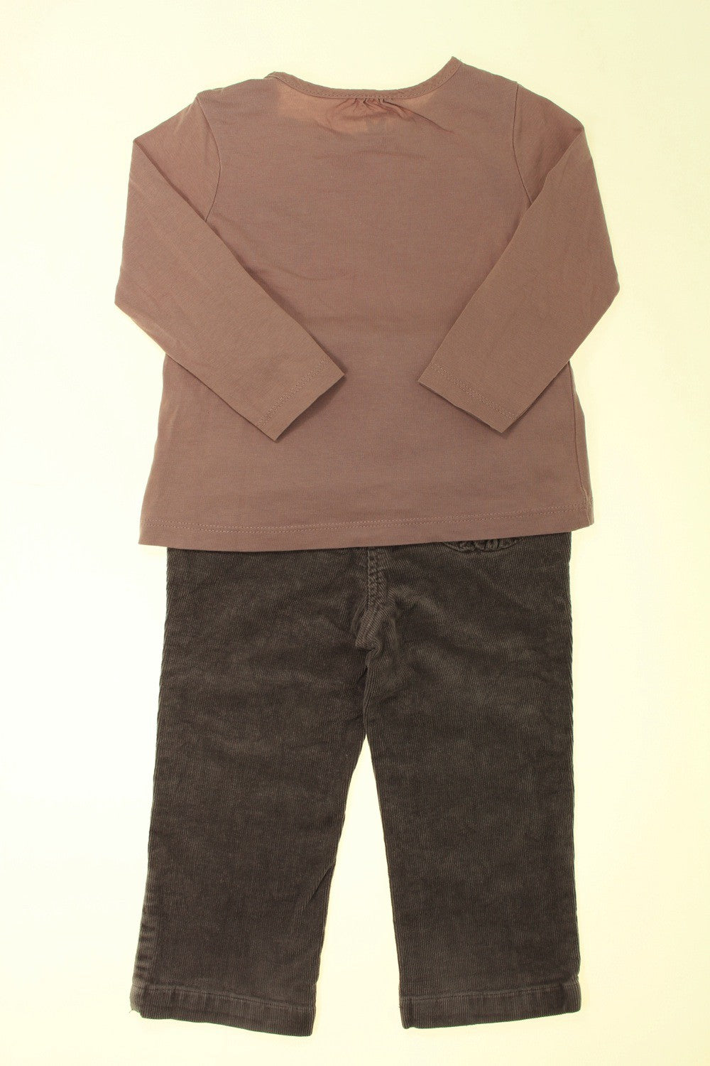 Ensemble pantalon en velours et tee-shirt