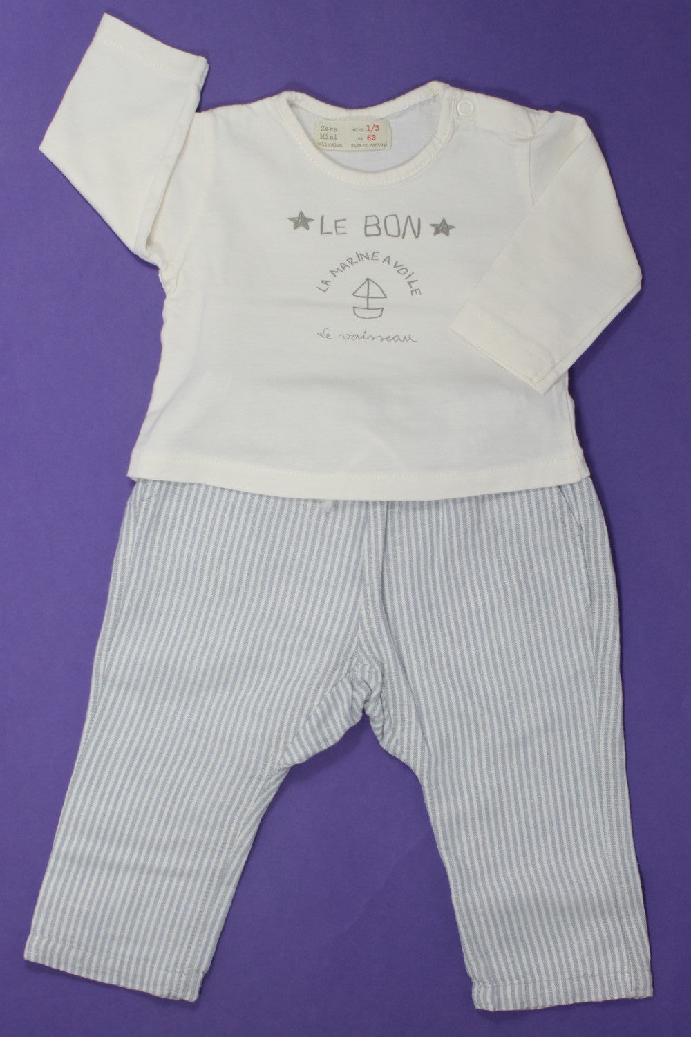 Ensemble pantalon rayé et tee-shirt