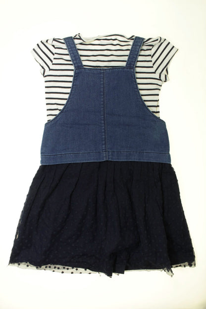 Ensemble robe en jean et tee-shirt